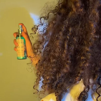 Vaporiser la brume sur les cheveux