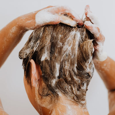 Laver les cheveux avec le shampoing