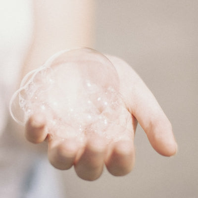 Faire mousser le gel dans la main