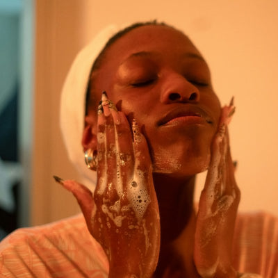 Nettoyer le visage avec le gel