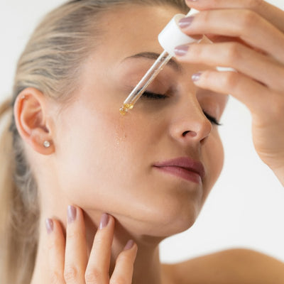 Appliquer quelques gouttes de sérum sur le visage