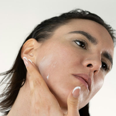 Appliquer la crème de nuit sur le visage
