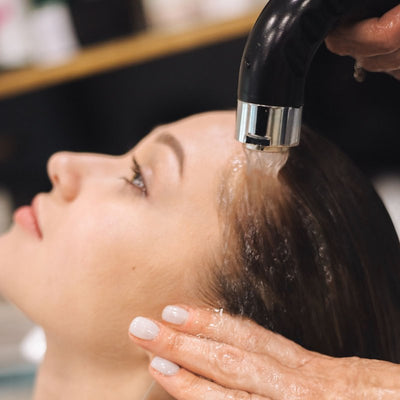 Rincer les cheveux à l'eau