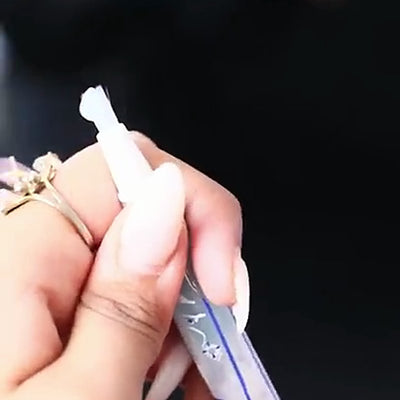 Tourner le bas du stylo pour faire sortir le gel