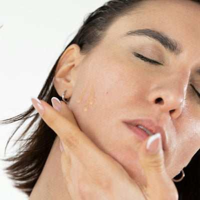 Nettoyer le visage avec le gel